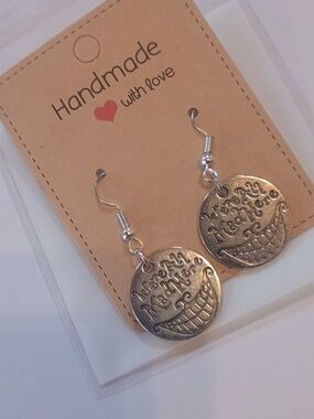 ♥️ Ind $10 Or Bundle 3/$26 Handmade Alice In Wonderland Inspired Earrings 🩶